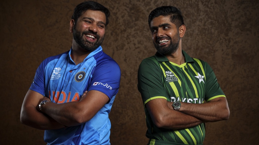 MELBOURNE, AUSTRALIA - OCTOBER 15: Rohit Sharma (C) of India and Babar Azam (C) of Pakistan poses for a photo ahead of the ICC Men's T20 World Cup on October 15, 2022 in Melbourne, Australia. (Photo by Martin Keep/Getty Images)
