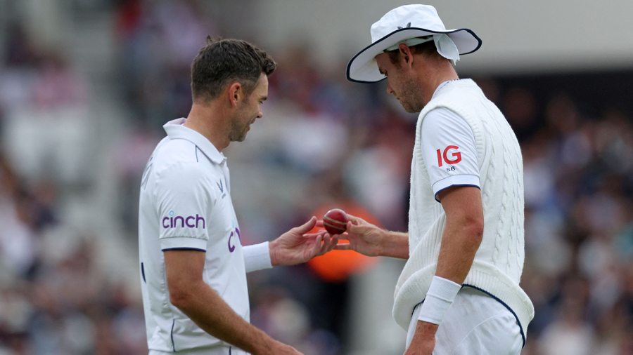 England's James Anderson (L) and England's Stuart Broad (R) examine the ball on day five of the fifth Ashes cricket Test match between England and Australia at The Oval cricket ground in London on July 31, 2023. (Photo by Adrian DENNIS / AFP) / RESTRICTED TO EDITORIAL USE. NO ASSOCIATION WITH DIRECT COMPETITOR OF SPONSOR, PARTNER, OR SUPPLIER OF THE ECB (Photo by ADRIAN DENNIS/AFP via Getty Images)